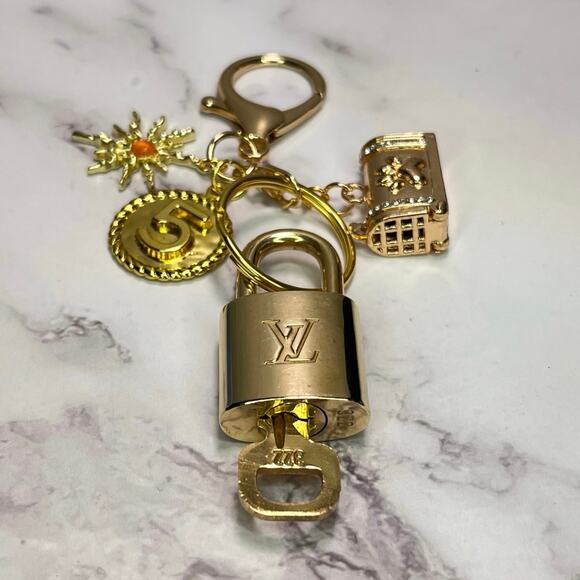 Louis Vuitton Lock & Key Set #322 w/ a  Sun, Paw Mailbox, & “5” Charms Keychain - Picture 1 of 5